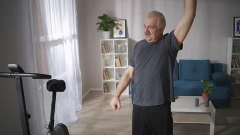 Älterer-Mann-Macht-Körperliche-Übungen-Für-Die-Wirbelsäulenfitness-Und-Rehabilitation-Nach-Einer-Verletzung-Und-Einen-Gesunden-Lebensstil
